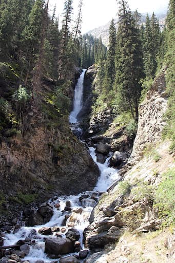 БАРСКАУНСКИЙ водопад + ущелье «СКАЗКА», Джеты-Огуз + церковь и мечеть в Караколе + Горячий Источник 2